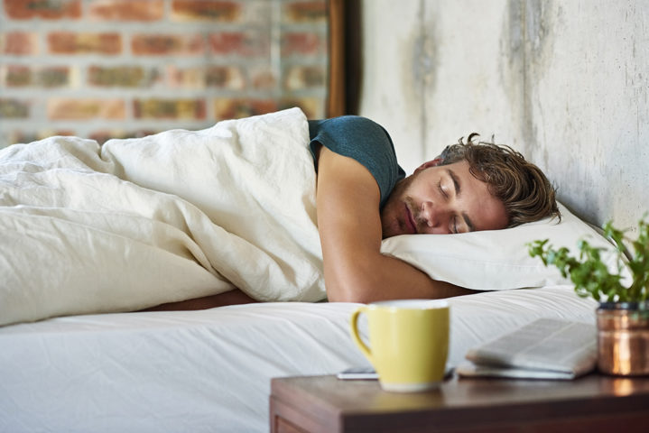 Hormem dorme tranquilamente e faz referência ao uso de melatonina