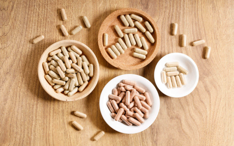 capsulas de medicamentos que representam a absorção de fármacos