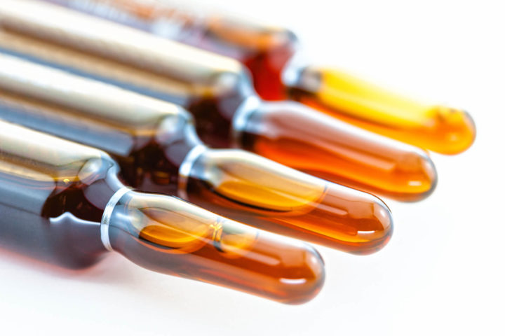 Ampolas de medicamentos feitos com controle de qualidade