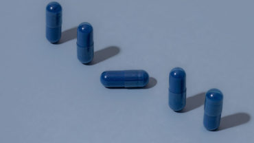 5 cápsulas azuis demonstrando o que é spirulina