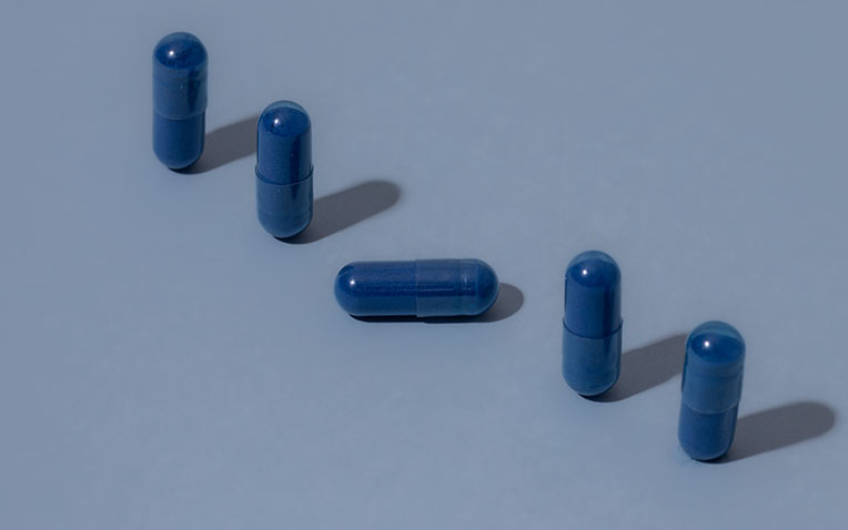 5 cápsulas azuis demonstrando o que é spirulina